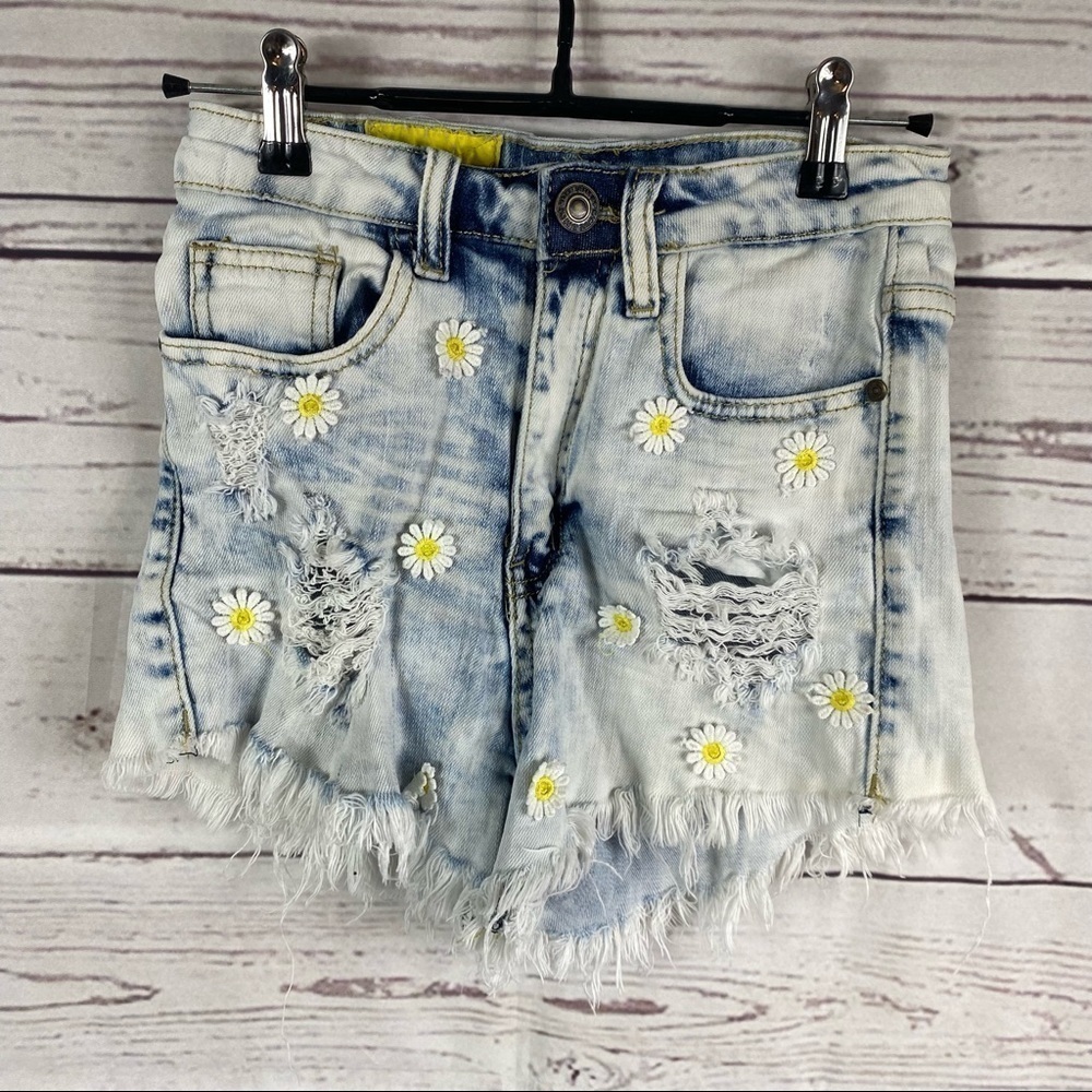 Machine distressed washed out high waisted shorts with daisies Sz 26